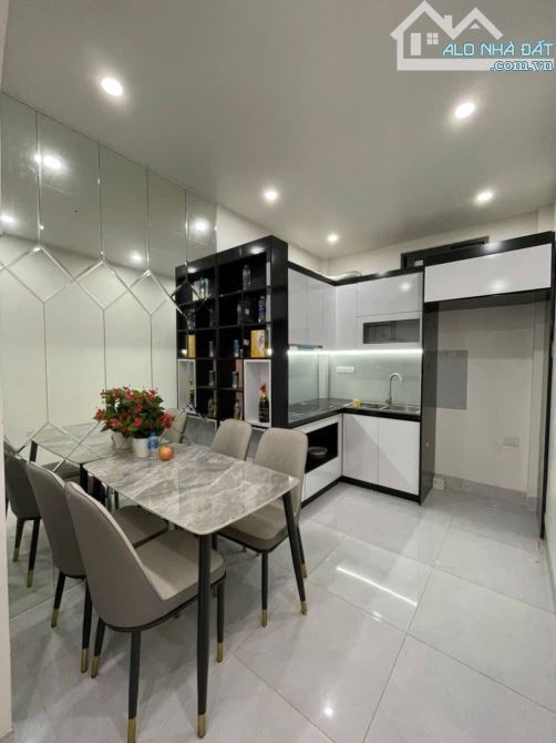 BÁN NHÀ PHỐ NGUYỄN LƯƠNG BẰNG Q ĐỐNG ĐA .DT 30M2  5 T GIÁ 6.8TỶ.