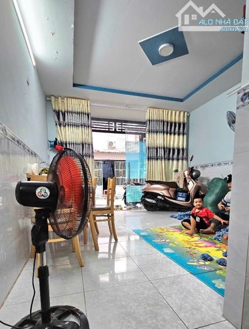 Nhà rộng ô tô đậu cửa, cạnh Chung cư Sơn Kỳ, 3.5 tỷ