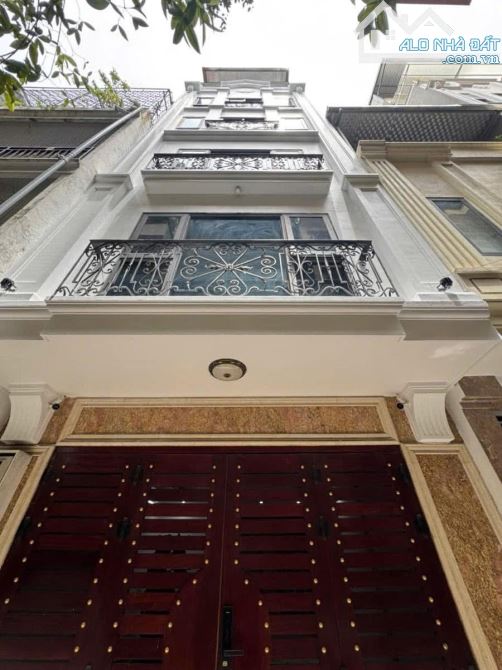 Bán nhà Xuân La, 40m x 5 tầng, tặng nội thất, nở hậu, ô tô đỗ, gần hồ tây