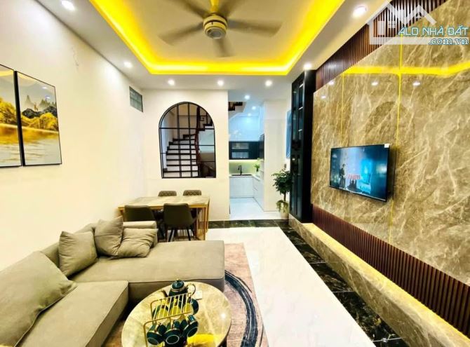 Chỉ khoảng 8 tỷ, đã có nh.à 5 tầng hiện đại, không gian rộng thoáng, nội thất sang trọng