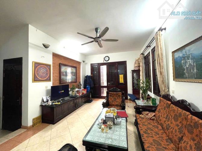Bán nhà Tam Khương, Đống Đa, 175m2*4 Tầng, Mặt Tiền 7.5m, ô tô vào nhà, ba bước ra phố