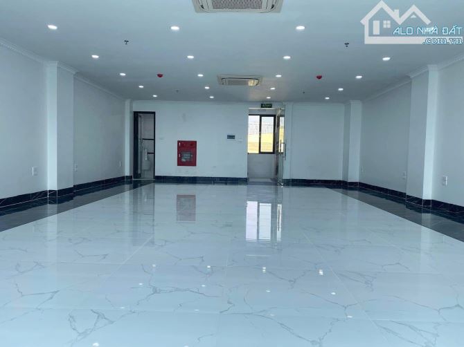 Mặt phố Khuất Duy Tiến, lô góc 2 mặt tiền, vỉa hè rộng thênh thang, sổ đỏ đẹp, kinh doanh
