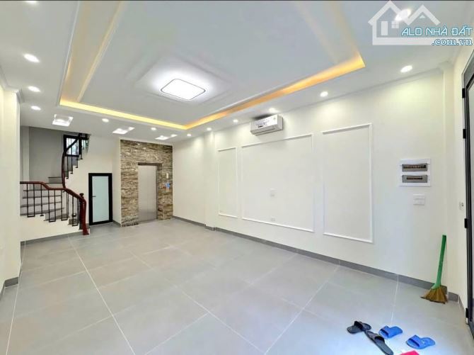10 ra cổ nhuế - nhà 34m2 6 tầng - ngõ ô tô - có thang máy - giá 7,83 tỷ