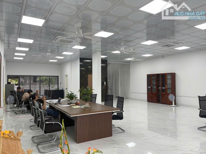 Cho thuê tòa nhà 6 tầng 1 tum thang máy diện tích sàn 1500m vuông diện tích làm Showroom