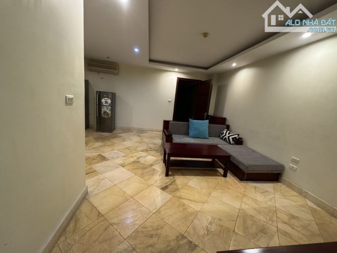 Bán nhà mặt phố Đại La, DT 52m, thích hợp xây toà văn phòng, khách sạn.