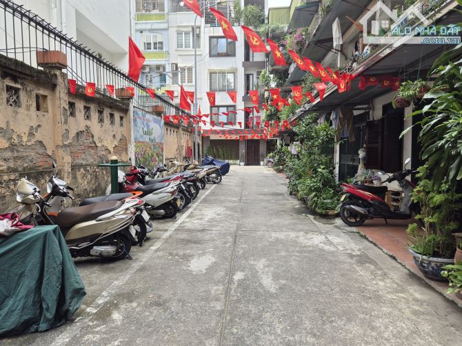 Tập thể tầng 1 Quan Hoa - 75m2 - Ô tô đỗ trước nhà - Vài bước ra phố