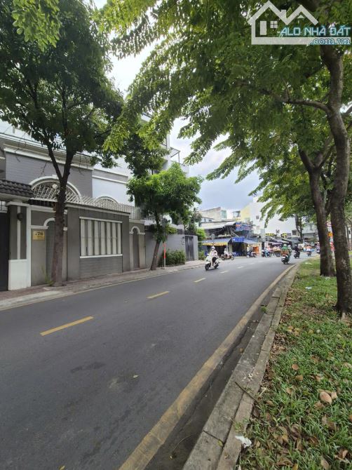 Gấp, bán biệt thự Trường Sa, P3, Bình Thạnh. DT: 10x16m, CN: 155m2, giá: 45 tỷ