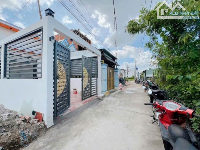 Nhà 100m2 4*25 SHR mặt tiền đường Tập Đoàn 8 Mỹ Lộc Cần Giuộc xe hơi vivu