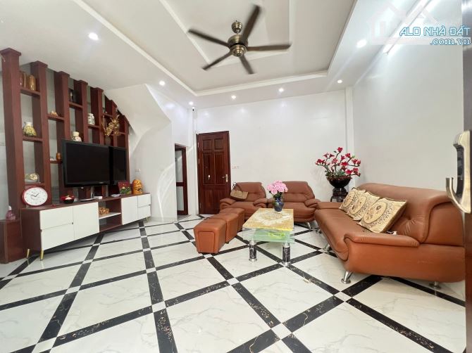 Nhà 5 tầng 42m, mặt tiền 6m Giá bán 8.5 tỷ, căn duy nhất đẹp long lanh Xuân Đỉnh, Hà Nội