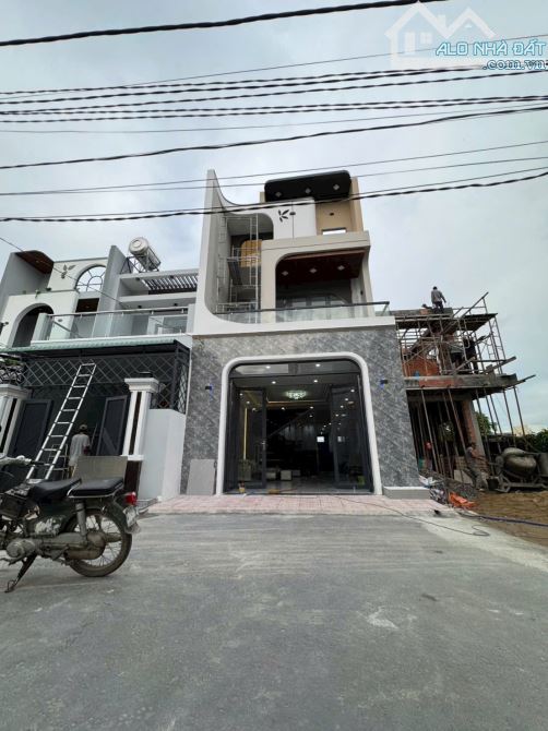 MẪU NHÀ HIỆN ĐẠI CÁCH LỘ 50M - 5.5MX21M SHR