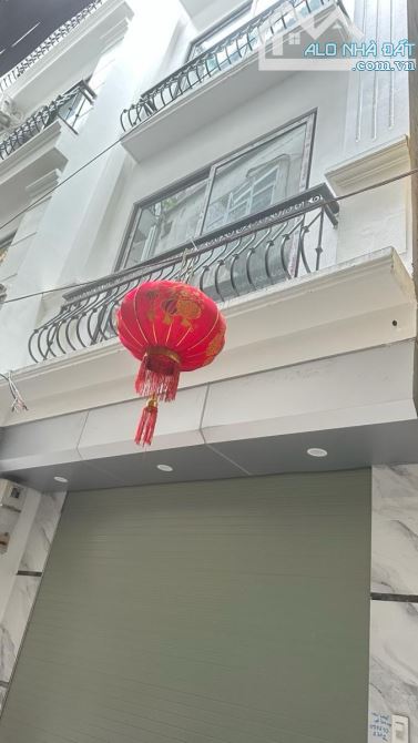 BÁN NHÀ NGÕ Ô TÔ ĐÊ LA THÀNH, ĐỐNG ĐA, THANG MÁY, 43M2 x 5 tầng, MẶT TIỀN 4m chỉ 11.2 tỷ