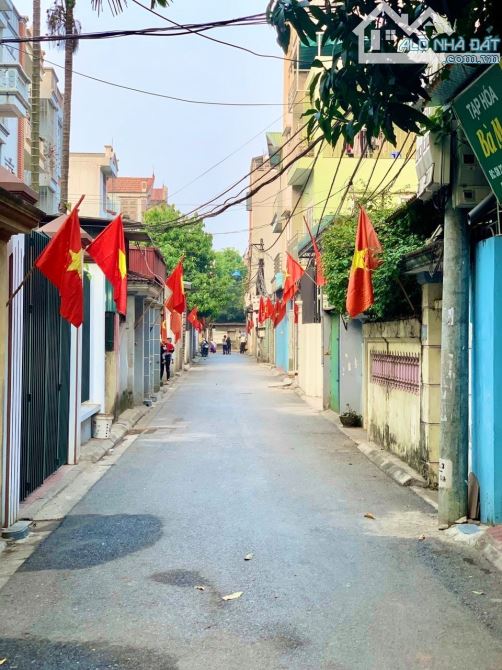 Bán đất tại thạch bàn, long biên, vị trí oto vào đất, lô góc 2 mặt tiền, 45m2, 8,5 tỷ.