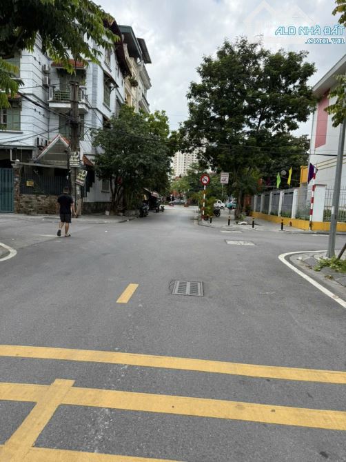 40m2 Ngay Sát Mặt Cổ Linh, Ô Tô Tránh Vỉa Hè View Khuôn Viên Trường Cực Thoáng