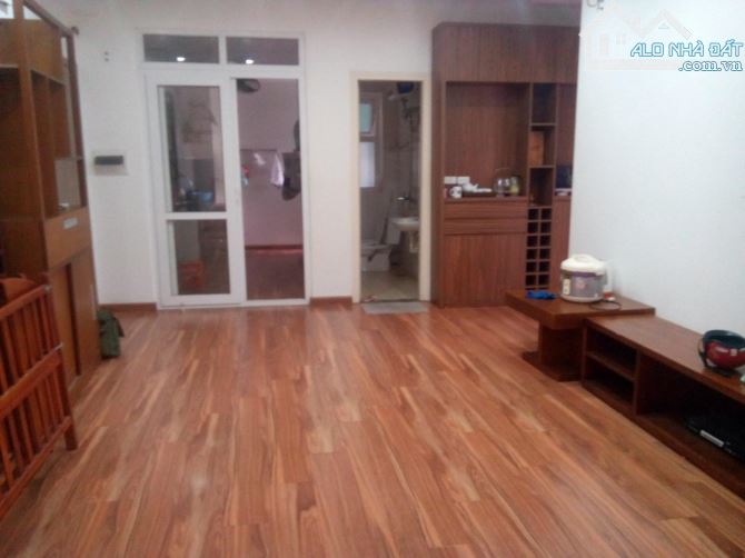 Cho thuê căn hộ CC Viện Bỏng, 65m2, 2 ngủ, đồ cơ bản, giá 7.5 triệu/tháng