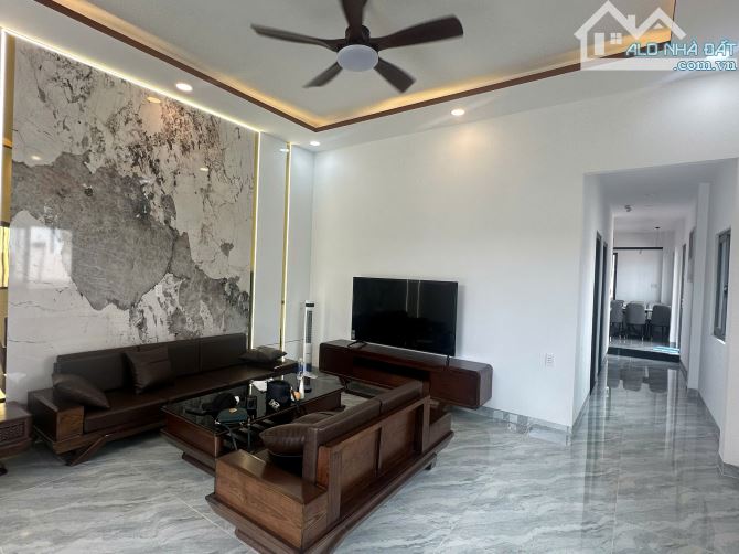Nhà diện tích khủng, ngang 7,3m * 23m gần thị trấn hóc môn