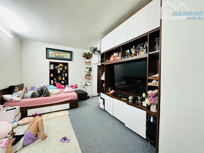 Đường Láng gần các trường đại học vị trí cực đẹp 78m 3 tầng Mt 4.4m giá 10 tỷ