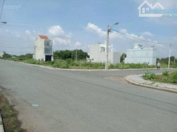 Chính chủ Bán đất MT 2500m2 đối diện Khu du lịch Song Long đường D1, Quận 9 giá rẻ 15.2tr/