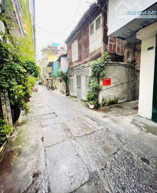 Căn hộ tập thể bộ công an 80m , ô tô chạy quanh.