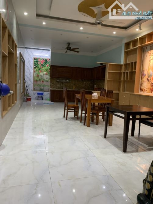 Nhà bán đường số 1 ngay Trung Tâm hành Chính Dĩ An 121m2 4 tầng 5PN giá rẻ an cư