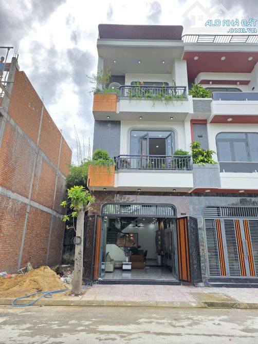 Bán nhà mới 1T2L 4.5x15m hoàn công, đường D1 KDC Lê Phong Bình Chuẩn 2, full nội thất