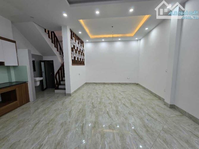 Bán Nhà Hoàng Mai 42m2 xây mới 4 tầng,4 phòng ngủ,sổ đỏ riêng giá 6 tỷ.