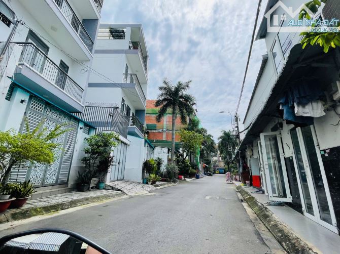Nhà đẹp 3 tầng ở liền, DT 100m2, xe hơi ngủ trong nhà, đường thông ngay chợ 339 - Đỗ Xuân