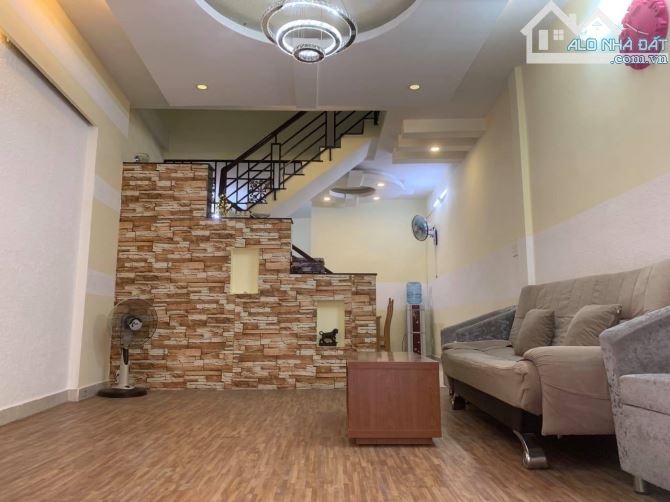 Nhà rộng hẻm ô tô tránh, gần UB Phường Tân Phú, 4.5 tỷ