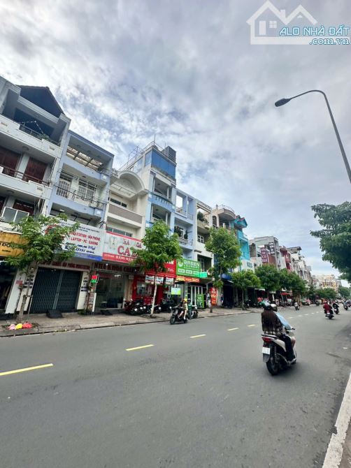 Bán toà nhà CHDV 5 tầng hẻm 12m Nguyễn Hữu Tiến, Tân Phú, 8.6x32m, Giá 31.5 Tỷ