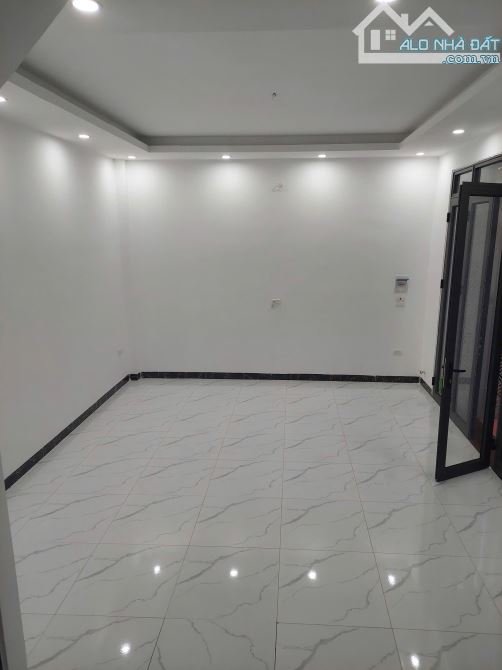 Nhà mới đẹp 32m2 x 6 tầng ngay chợ Tứ Hiệp - Thanh Trì, gần ô tô, gần trục chính, Chỉ hơn