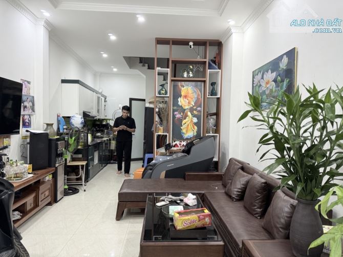 Bán Nhà Phố Trạm -Cổ Linh-Long Biên: 44m2 6Tầng -4Ngủ-Full Nội Thất, Ôtô Đỗ Cửa.