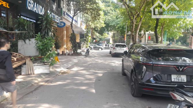Bán Nhà Phố Dịch Vọng Hậu Cầu Giấy 165m2-9T MT10m Vỉa Hè 105 Tỷ Có Thương Lượng.