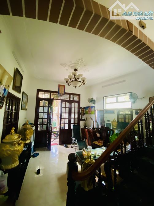 Bán nhà riêng dân xây 62m2 tại Đức Giang- ô tô đỗ cửa, nội thất gỗ Gụ- 15 tỷ