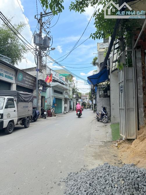 Xe hơi ngủ nhà - Lạc Long Quân thông Lý Thường Kiệt, vị trị đỉnh, 60m2, ngang 4m nở hậu.