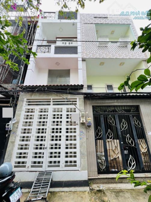 Bán nhà 3 tầng hẻm xe hơi Chiến Lược, 30m2-3PN, chỉ hơn 3 tỷ