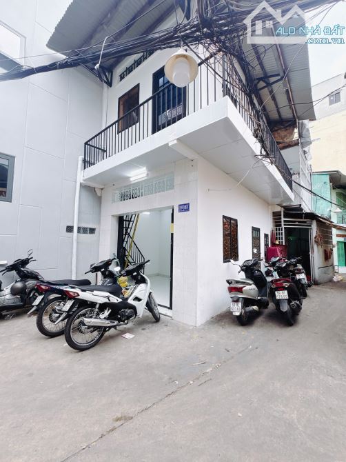 Nhà đẹp 3 tầng - 20m2 - Hẻm 4m - Hoàng Diệu Quận 4.