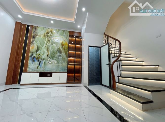 Bán nhà Việt Hưng, Long Biên 30m2, 5 tầng, gần ô tô, 5.9 tỷ