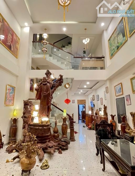 BÁN GẤP DT (6*30) 7 TẦNG MẶT TIỀN CHỢ ĐƯỜNG NGUYỄN THỊ SÓC 13 TỶ 900 TRIỆU