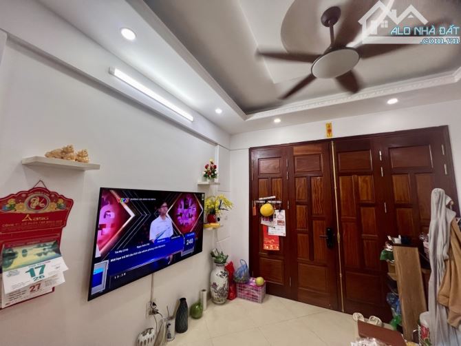 Bán nhà phố Thượng Thanh 30m2- 5 tầng- 3 phòng ngủ- nội thất, ô tô đậu cửa