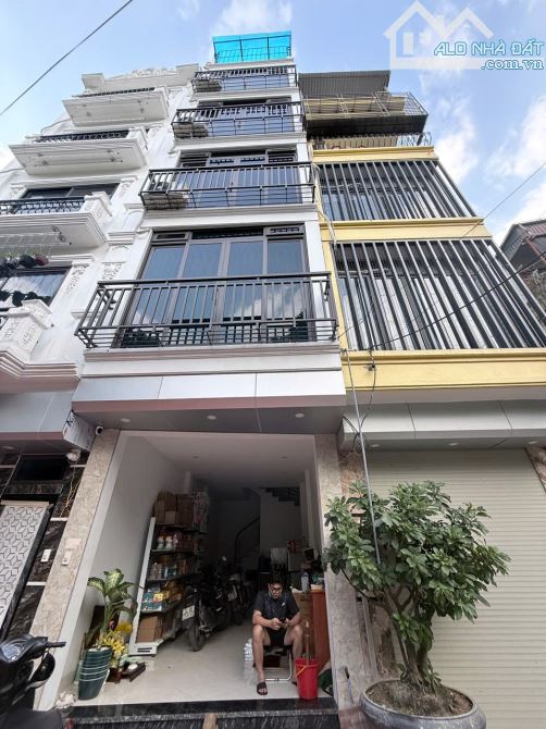 Bán nhà  đường Cầu Bươu,  ô tô vào nhà, 6 tầng đẹp, ô chờ thang máy, sân rộng như sân bóng