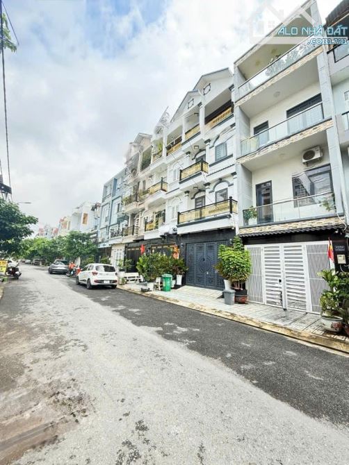 Bán nhà đường nhựa 12m 1979 Huỳnh Tấn Phát. TT Nhà Bè. Đt 4x16m. 4 tầng. Giá 7 tỷ