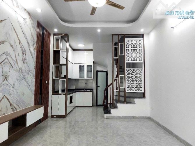 Tổ ấm lô góc, nhỏ xinh tại Việt Hưng, gần oto tránh, 5 tầng, 32m2, mt: 4m, giá chào 6.3 tỷ