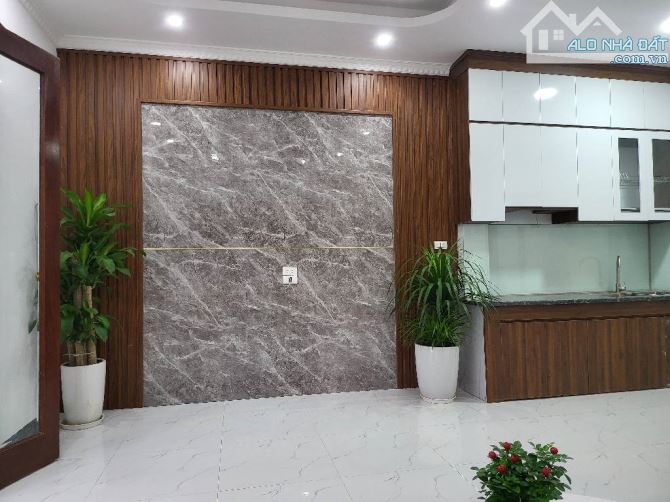 Thạch bàn,long biên,nhà mới tặng nội thât,thoáng sáng vĩnh viễn