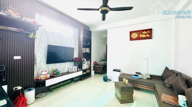 Bán nhà dân xây tại Việt Hưng, gần oto thông, 3 tầng, 71m2, mt: 4m, giá chỉ 8.2 tỷ