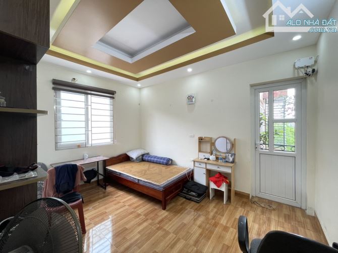 Ngọc trì,thạch bàn,dân xây ,2 thoáng,ngõ nông gần ô tô