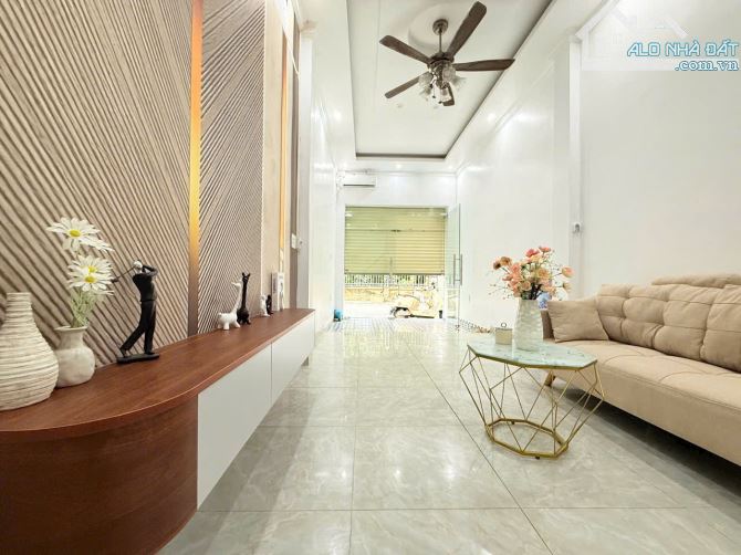 Bán nhà mặt đường Vũ Chí Thắng 3 tầng 26m 3 tầng giá 3 tỷ 250