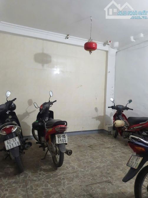 Chuyển công tác bán rẻ ! DT100m2, 5 tầng ,Vũ Ngọc Phan, Cthuê 65tr/ Th - 10