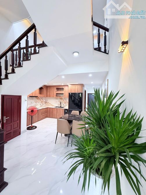 BÁN NHÀ 3 TẦNG MỚI - ĐƯỜNG CẦN GIUỘC - VIEW CHỢ HOA THOÁNG MÁT - 11