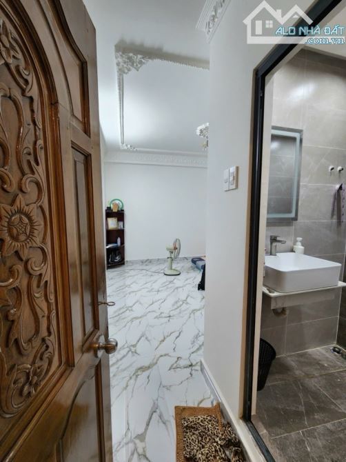 NGUYỄN TRÃI QUẬN 1 - PHƯỜNG NGUYỄN CƯ TRINH - HẺM XE HƠI - 1SẸC CÁCH MẶT TIỀN 20M - 60M2 - 11