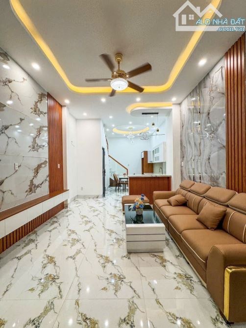 Nhà lầu mới full nội thất hẻm 311 Ng Văn Cừ giá 2 tỷ 550 (Thương lượng) - 1