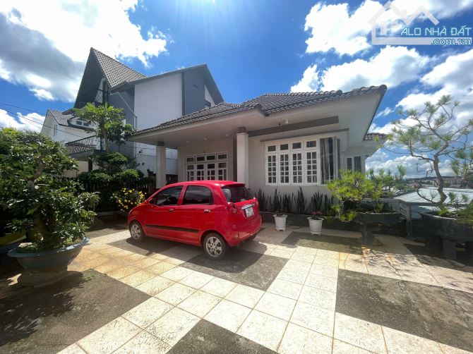 Villa sân vuờn rộng hơn 600m2 nằm ngay trung tâm khu nghĩ dưỡng Đà Lạt - 1